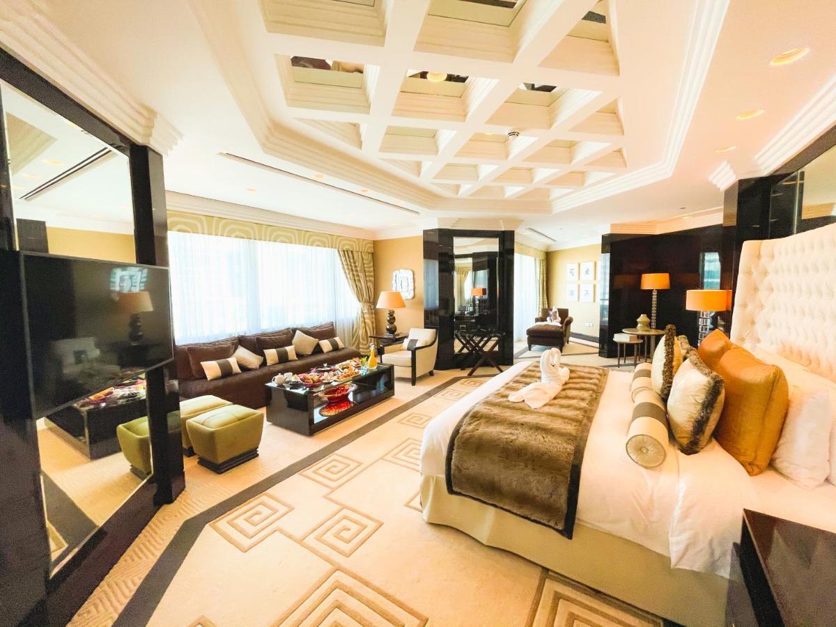 Moevenpick Grand Al Bustan Hotel Dubai Ngoại thất bức ảnh A suite at the hotel