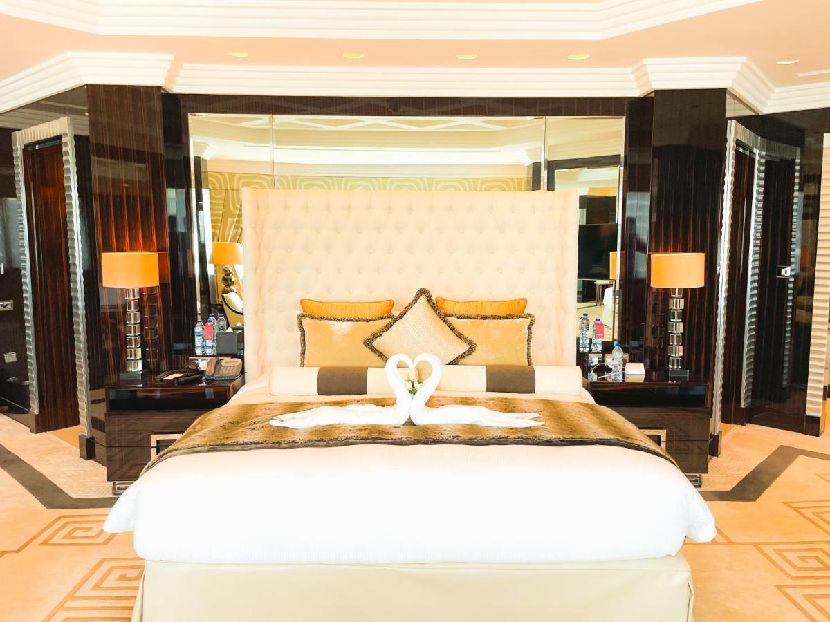 Moevenpick Grand Al Bustan Hotel Dubai Ngoại thất bức ảnh A bedroom at the hotel
