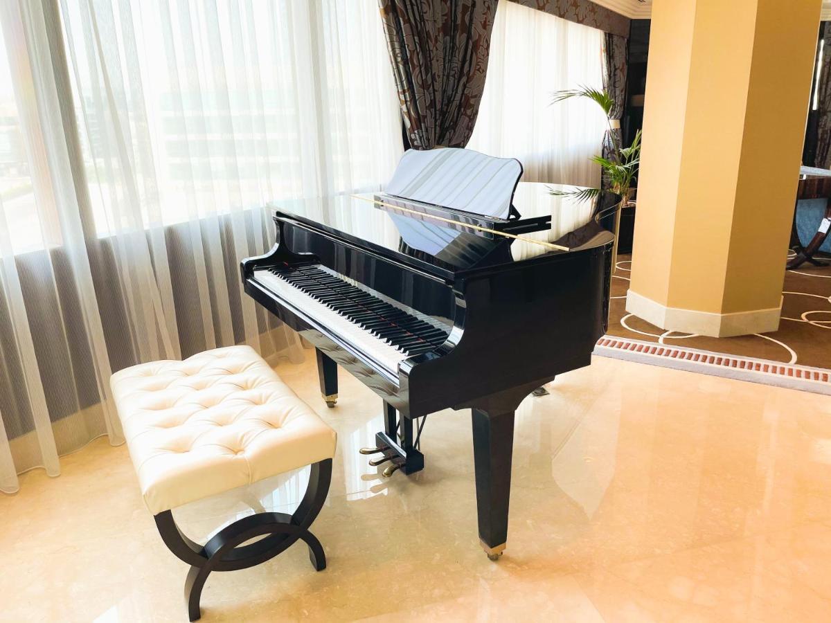 Moevenpick Grand Al Bustan Hotel Dubai Ngoại thất bức ảnh A piano