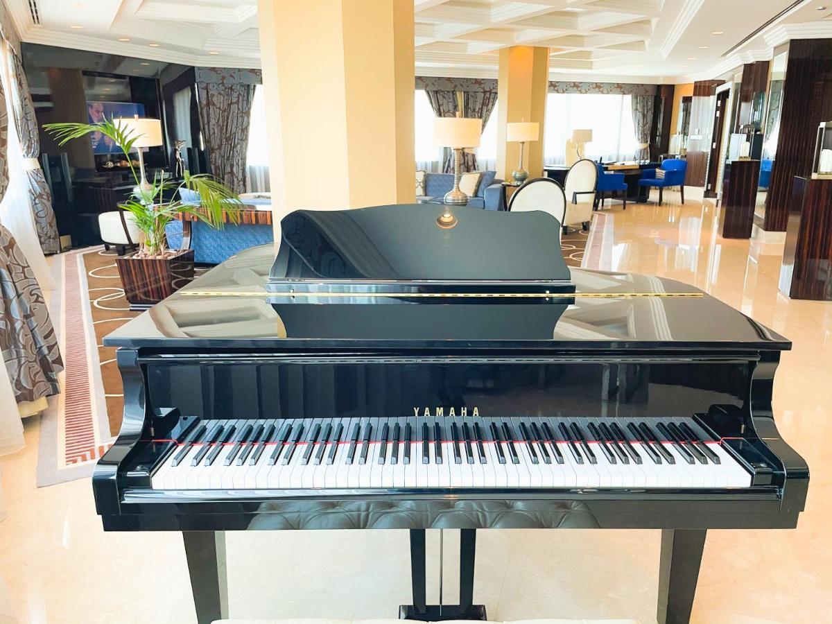Moevenpick Grand Al Bustan Hotel Dubai Ngoại thất bức ảnh A piano in the lobby of the hotel