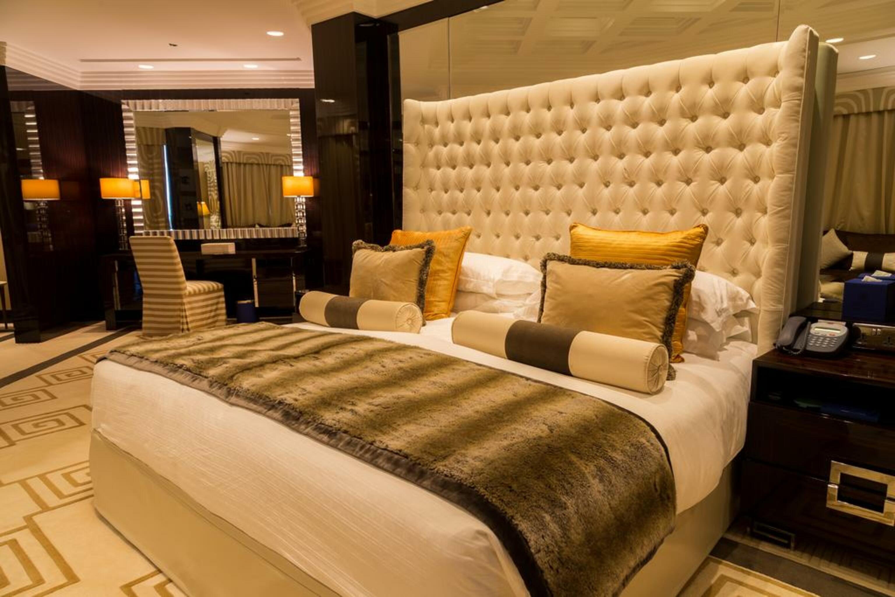 Moevenpick Grand Al Bustan Hotel Dubai Ngoại thất bức ảnh A bedroom at the Emirates Palace