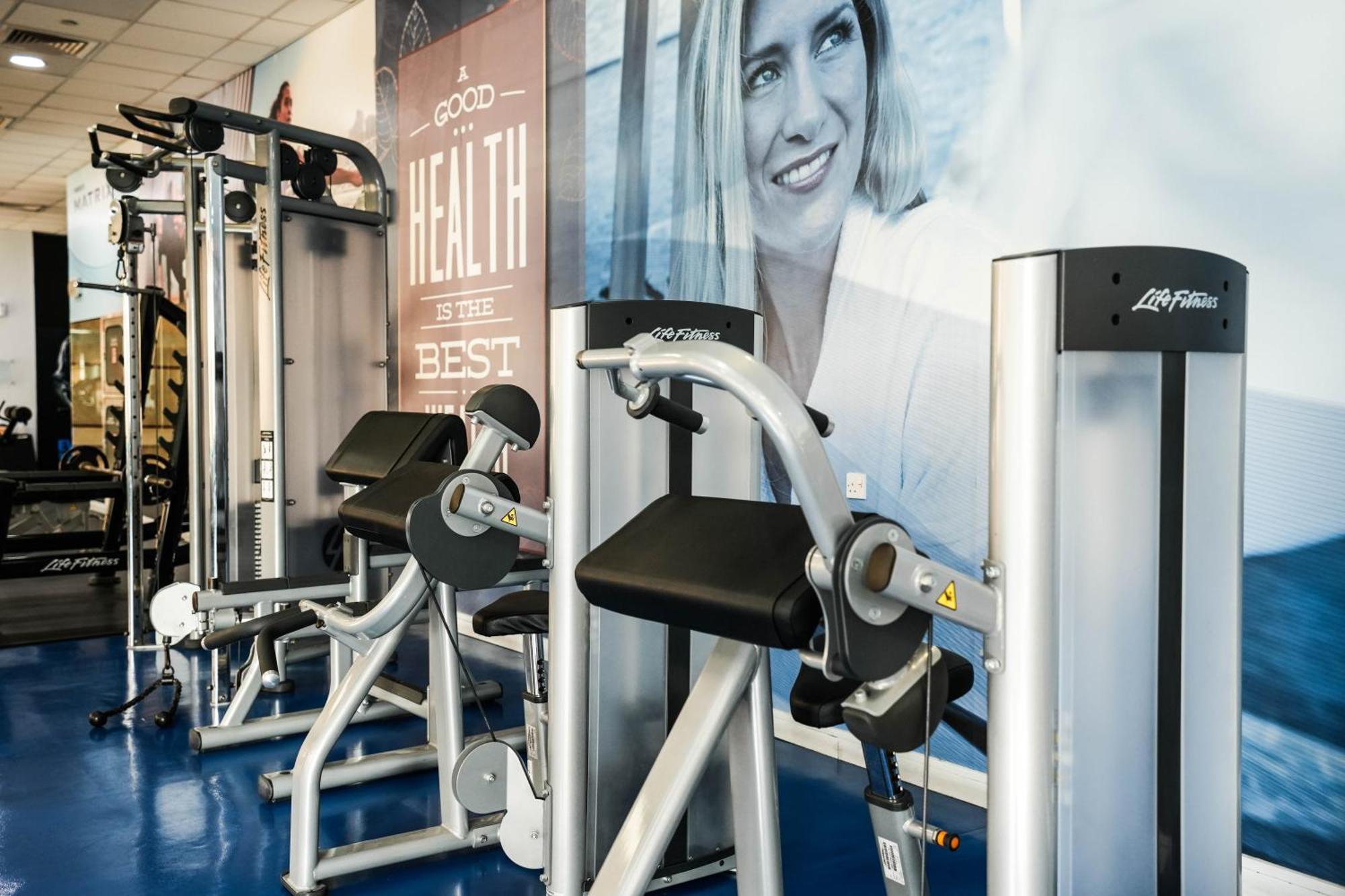 Moevenpick Grand Al Bustan Hotel Dubai Ngoại thất bức ảnh The gym at the hotel