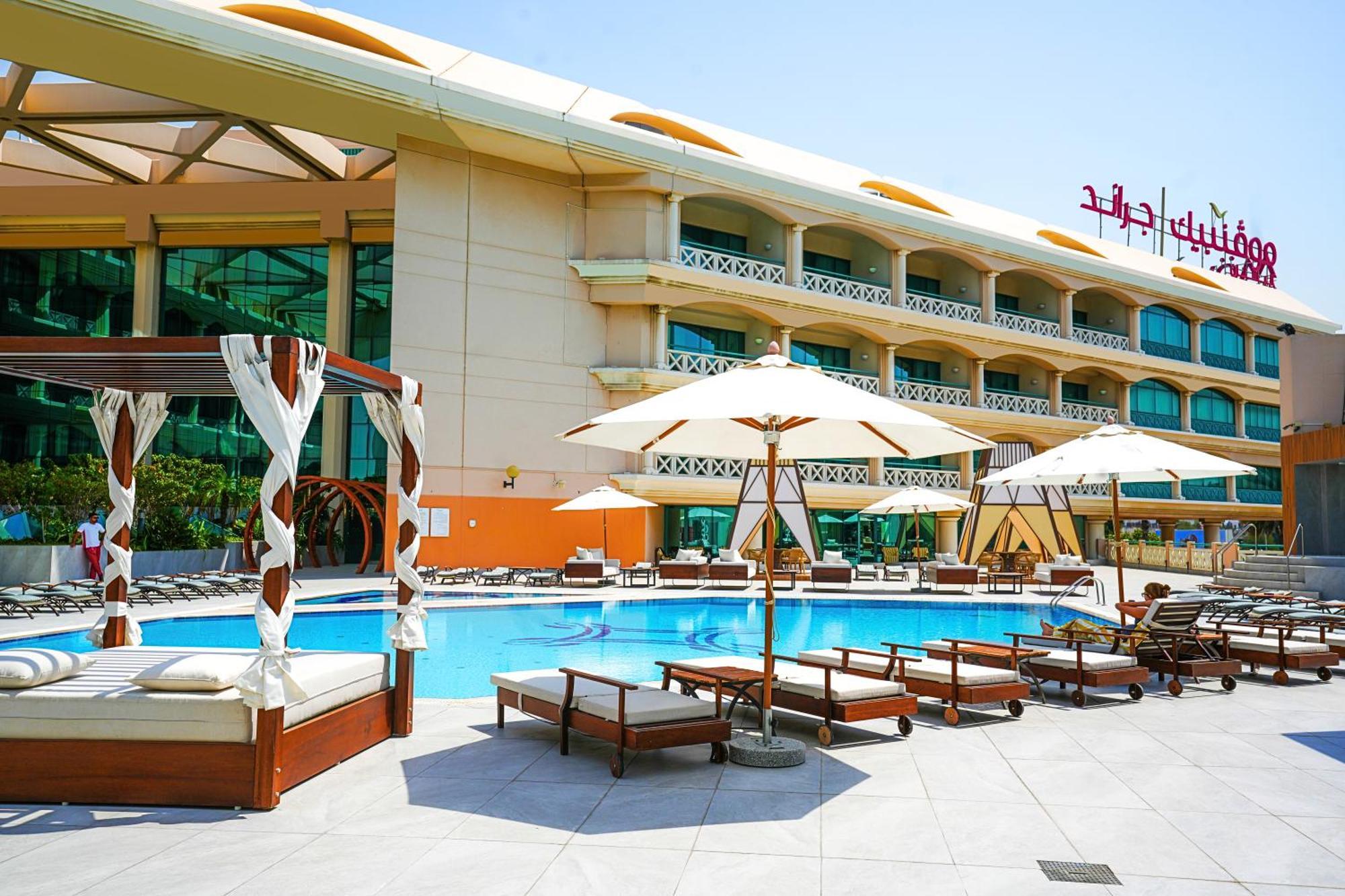Moevenpick Grand Al Bustan Hotel Dubai Ngoại thất bức ảnh The pool at the hotel