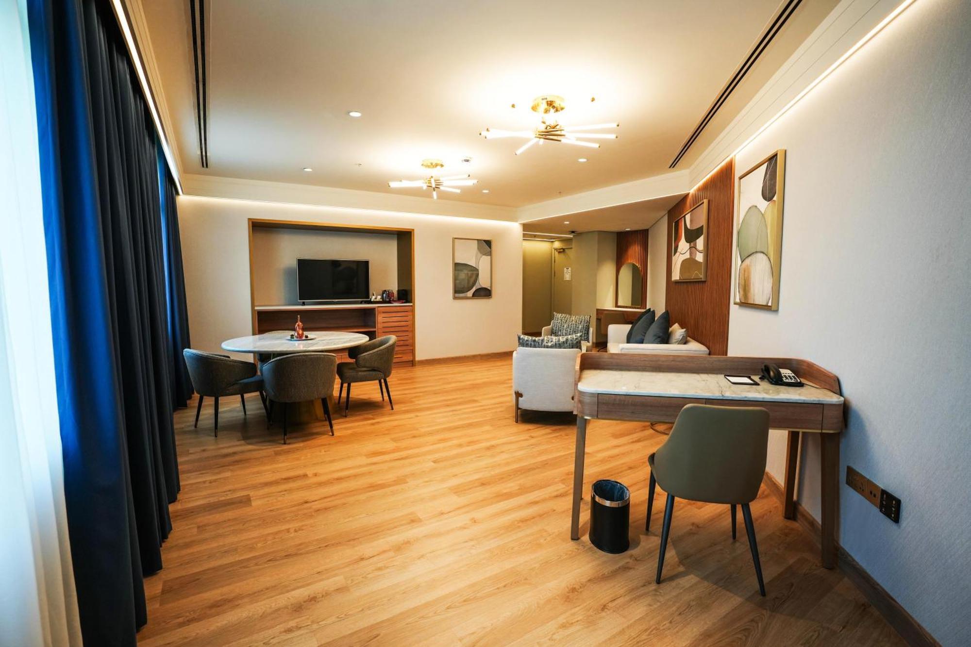 Moevenpick Grand Al Bustan Hotel Dubai Ngoại thất bức ảnh A suite at the hotel