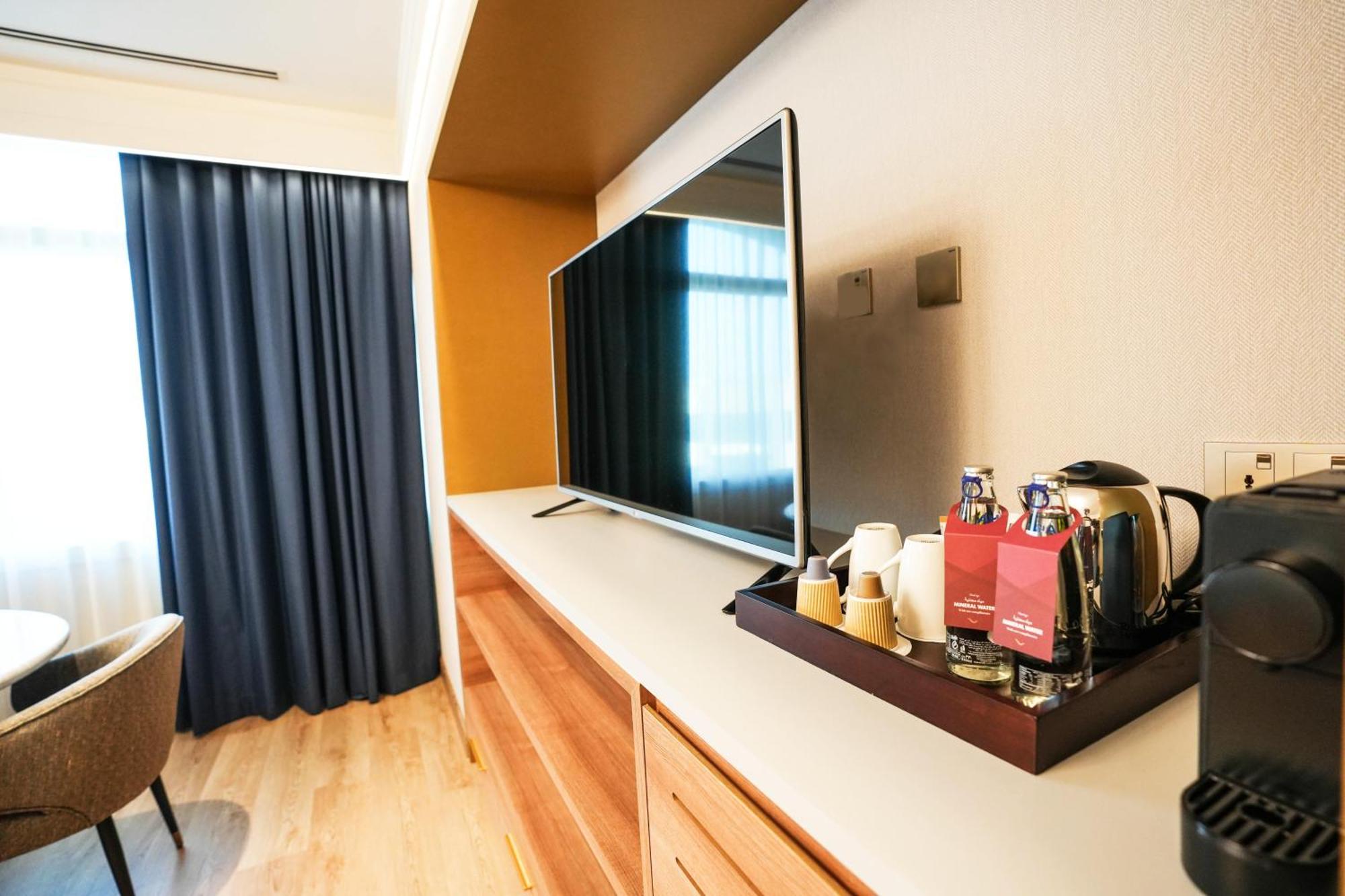Moevenpick Grand Al Bustan Hotel Dubai Ngoại thất bức ảnh A Nespresso machine in a hotel room