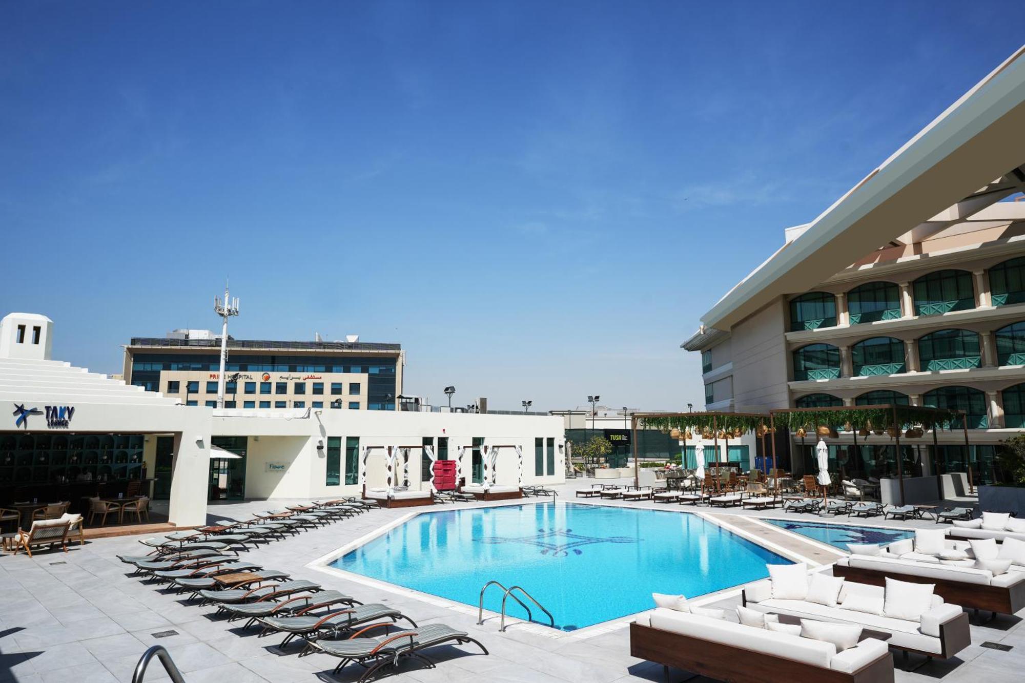 Moevenpick Grand Al Bustan Hotel Dubai Ngoại thất bức ảnh The swimming pool at the hotel