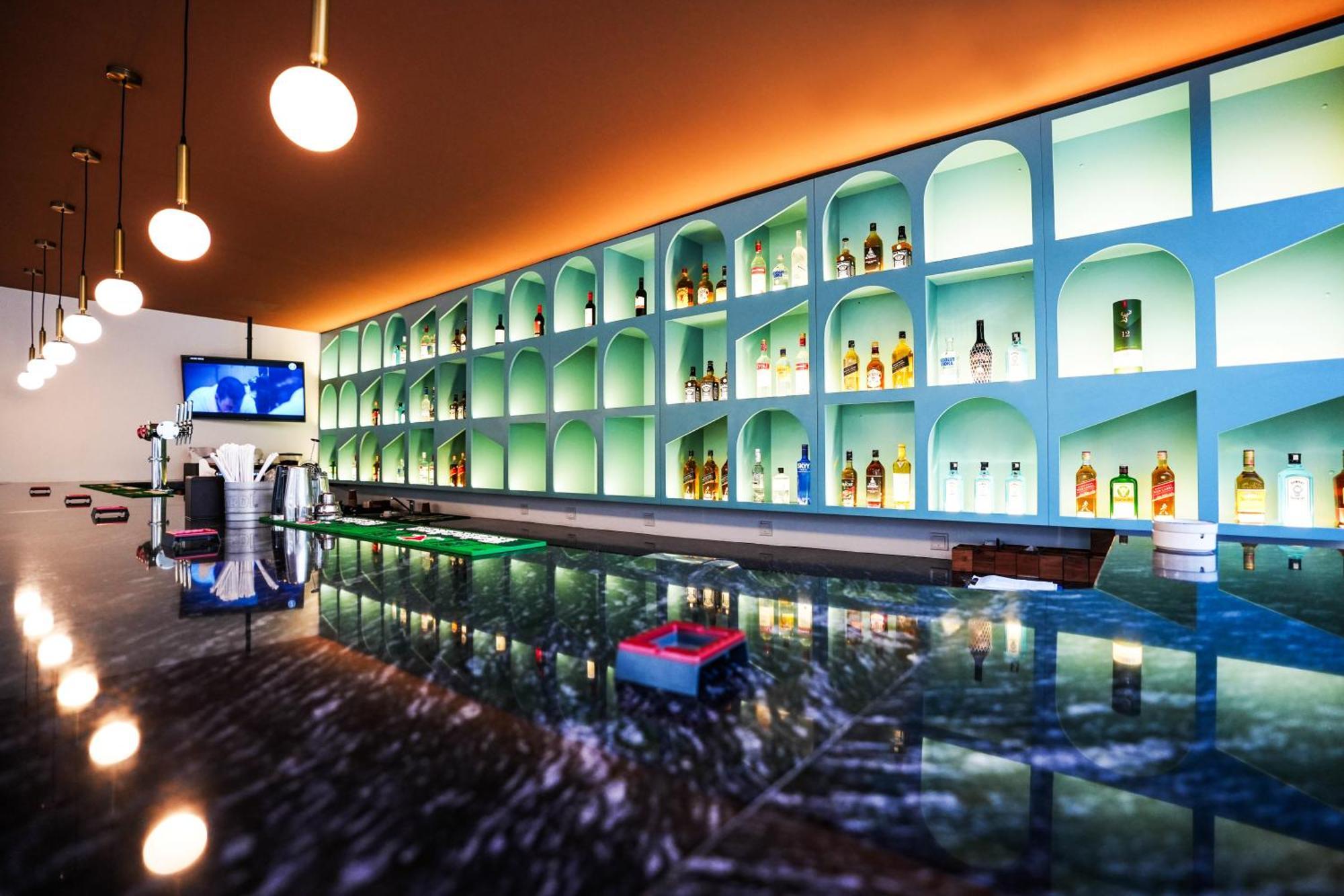 Moevenpick Grand Al Bustan Hotel Dubai Ngoại thất bức ảnh The bar at the 101 bar