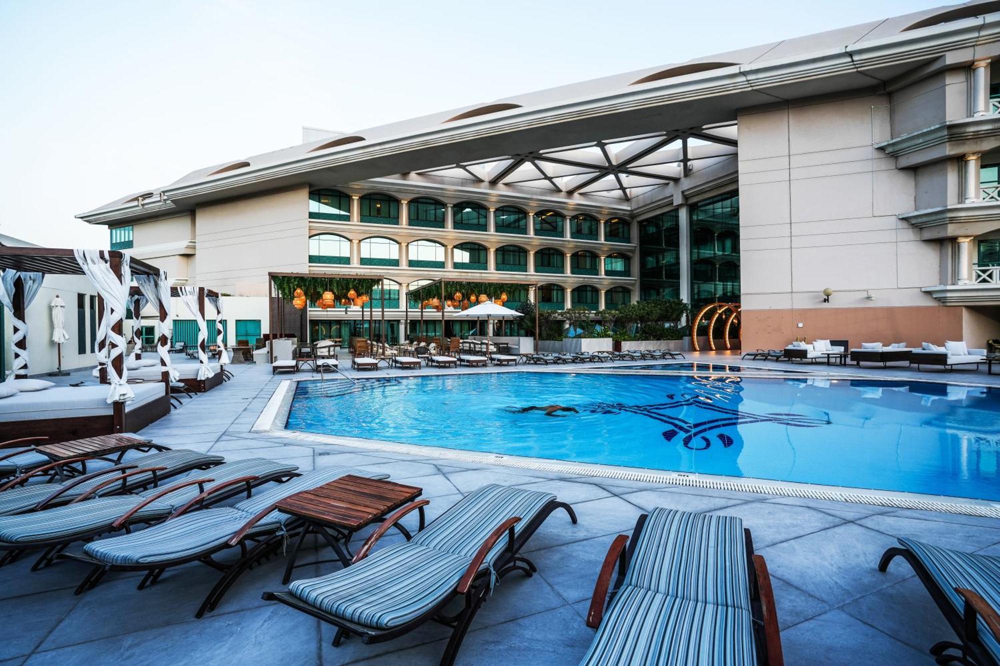 Moevenpick Grand Al Bustan Hotel Dubai Ngoại thất bức ảnh The pool at the hotel